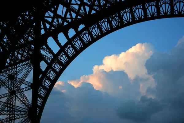 Sob a torre Eiffel ao pôr do sol — Fotografia de Stock