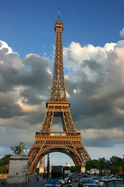 Эйфелева башня на закате — стоковое фото