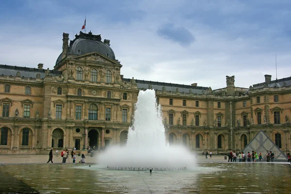 Louvre Müzesi Çeşmesi — Stok fotoğraf