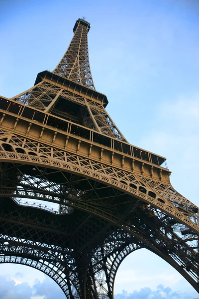 Eiffelova věž zdola — Stock fotografie