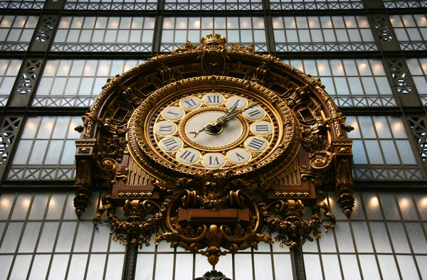 时钟在奥赛博物馆 — 图库照片