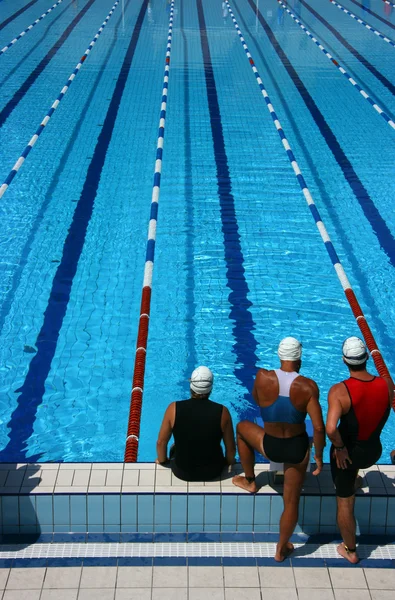 Três nadadores prontos para mergulhar — Fotografia de Stock