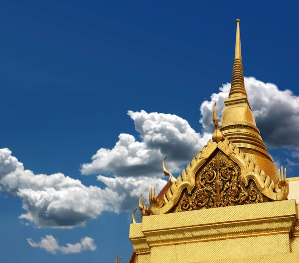 Chedi tailandese sopra il cielo blu — Foto Stock