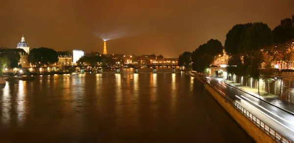 De rivier van de Seine bij nacht panorama — Stockfoto