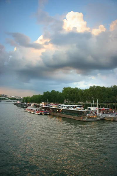 塞纳河上的旅游船艇 — 图库照片