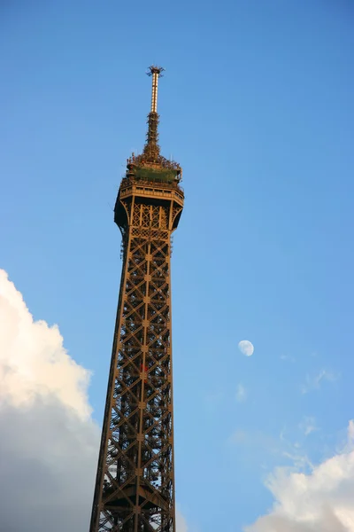 Dessus de tour Eiffel au coucher du soleil — Photo