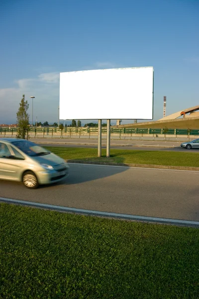Пустой рекламный щит и автомобиль — стоковое фото