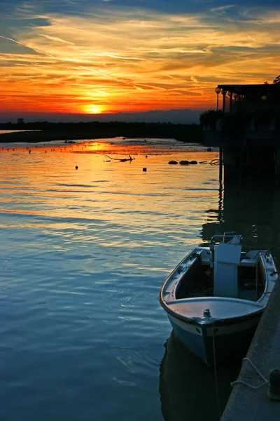 Dramatické západ slunce na břehu řeky tagliamento — Stock fotografie