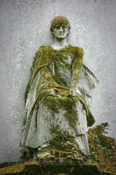 Estátua coberta de musgo — Fotografia de Stock