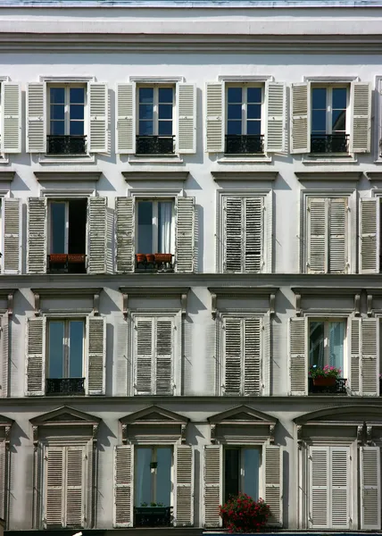Épület homlokzat Párizsban — Stock Fotó