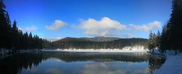 Panorama do lago inferior de Fusine — Fotografia de Stock