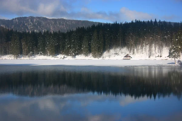 Cabana do lago inferior de Fusine — Fotografia de Stock