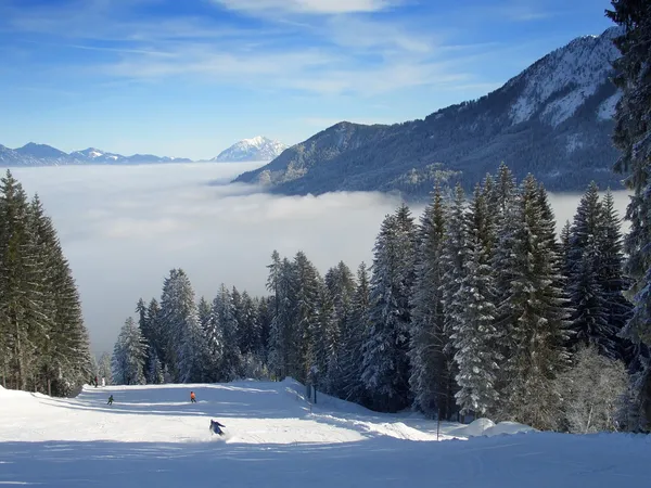Skifahren über den Wolken — Stockfoto