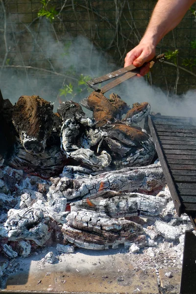Preparazione braci barbecue — Foto Stock