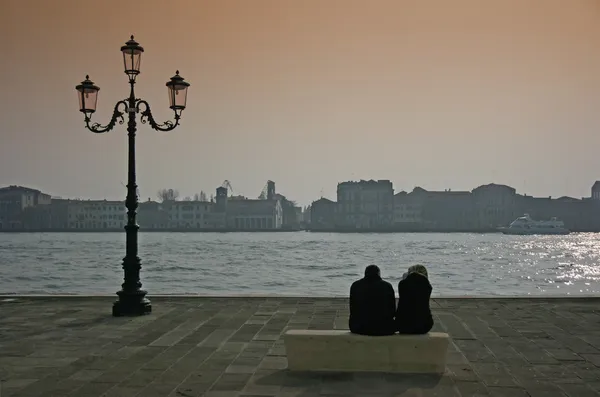 ヴェネツィアのカップル — ストック写真
