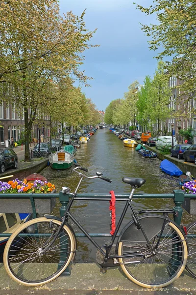 Bicicleta em uma ponte em Amsterdã — Fotografia de Stock