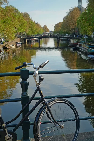 Bike and canal in Amsterdam — Stock Photo, Image