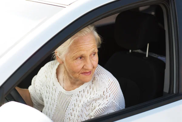 Yaşlı kadın arabada — Stok fotoğraf