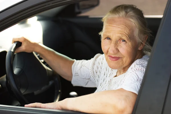 Mulher idosa no carro — Fotografia de Stock