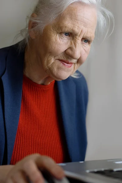 Äldre kvinna att skriva på laptop — Stockfoto