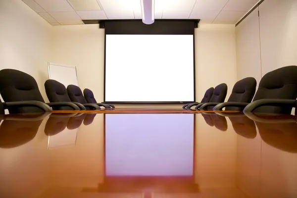Sala de reuniones con pantalla — Foto de Stock