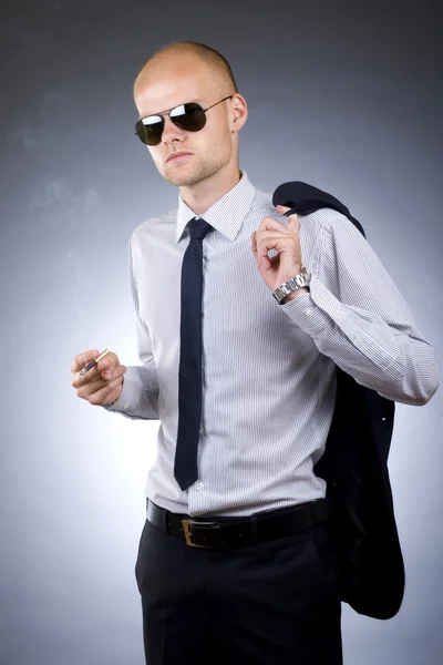 Молодой бизнесмен курит — стоковое фото