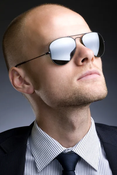 Affärsman med solglasögon — Stockfoto