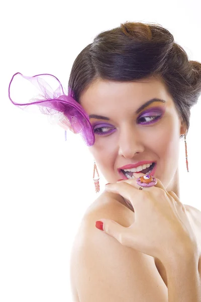Девушка с фиолетовой брошь — стоковое фото
