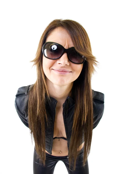 Женщина в солнечных очках и кожаной куртке — стоковое фото