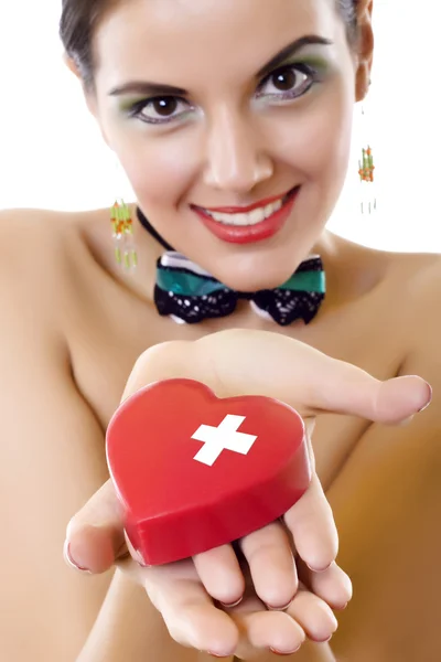 Kvinna med ett rött hjärta — Stockfoto