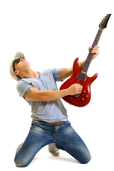 Привлекательный музыкант играет на гитаре — стоковое фото