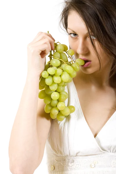 Женщина кусает виноград — стоковое фото