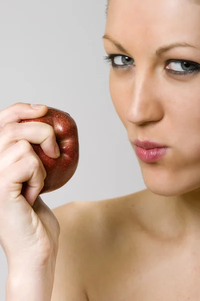 Närbild av en kvinna som äter ett äpple — Stockfoto