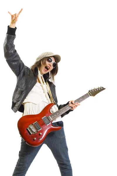 Женщина-гитарист играет на гитаре — стоковое фото