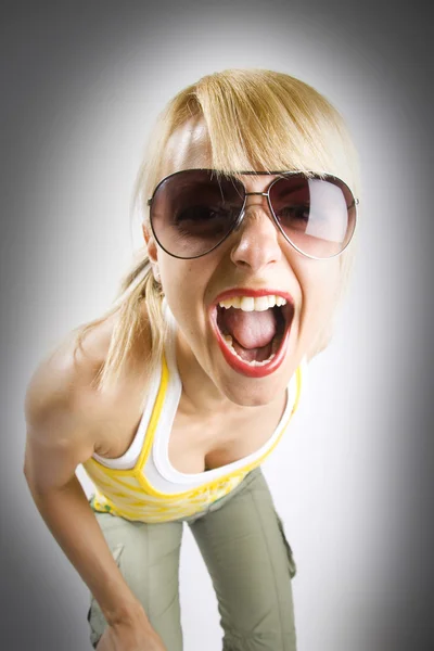 Atraente mulher casual gritando — Fotografia de Stock