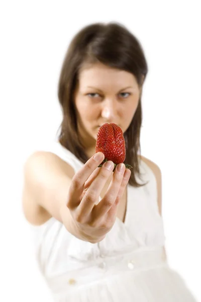 Mujer sosteniendo fresa fresca —  Fotos de Stock