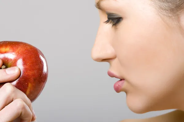 Γυναίκα κοιτάζοντας ένα μήλο — Φωτογραφία Αρχείου