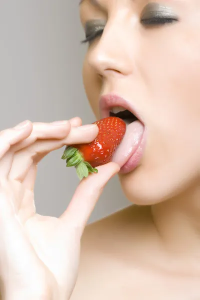 Mujer comiendo fresa — Foto de Stock