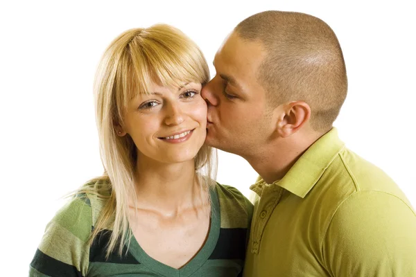 Homme embrasse jeune femme — Photo