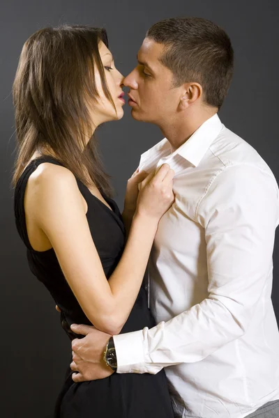 Jovem casal beijando, estúdio tiro — Fotografia de Stock