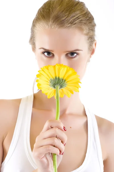 Genç kadın sarı çiçek kokulu — Stok fotoğraf