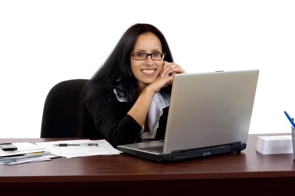 Affärskvinna som arbetar på hennes skrivbord — Stockfoto