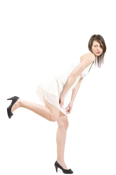 Beyaz elbise ve ayakkabı giyen kız — Stok fotoğraf