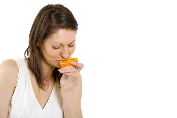 Молодая женщина с апельсиновым ломтиком — стоковое фото