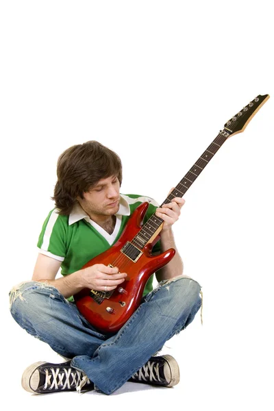 Сидить гітарист гра — стокове фото