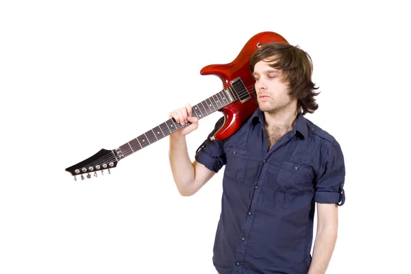 吉他弹奏者与他的吉他在肩上 — 图库照片
