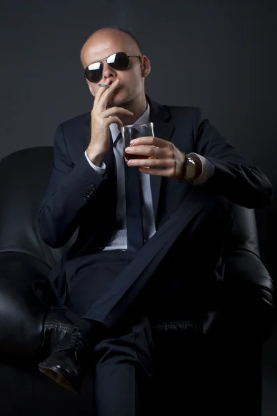 Бизнесмен курит и пьет — стоковое фото