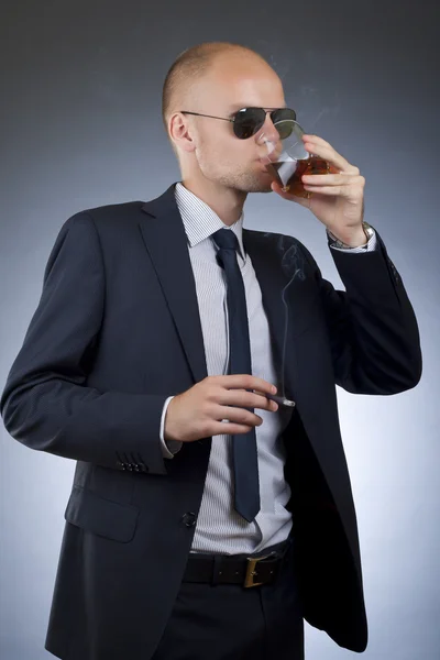 年轻的商人饮酒和吸烟 — 图库照片