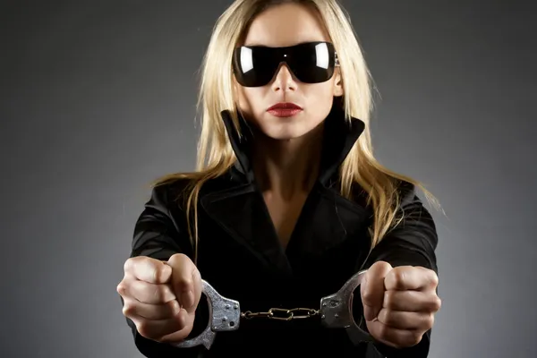 Жінки носять наручники — стокове фото