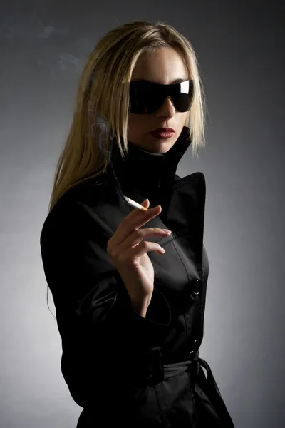 Underbara blonda rökning — Stockfoto
